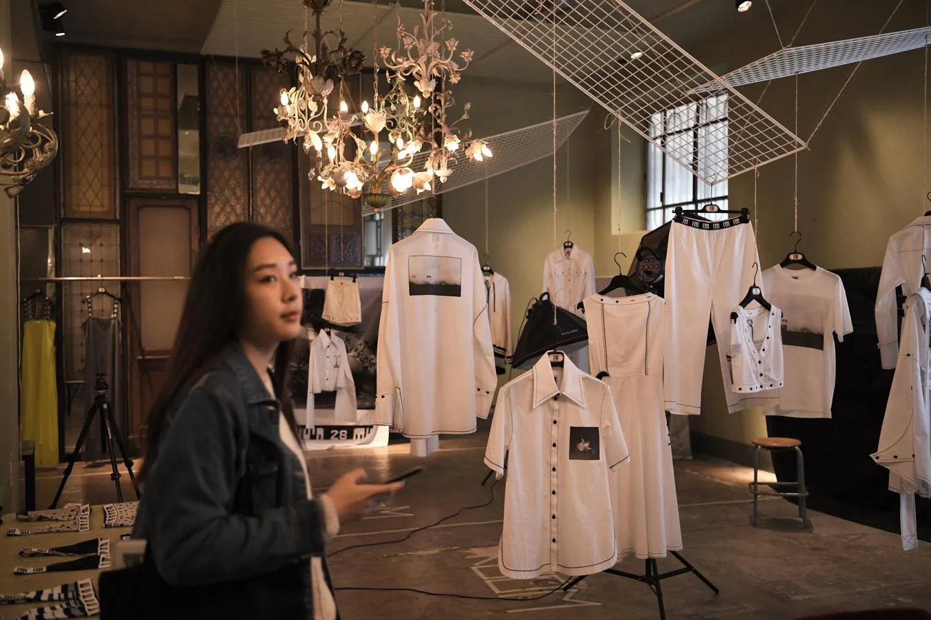 Las camisas de color blanco protagonizan el atelier de Antonio Marras.