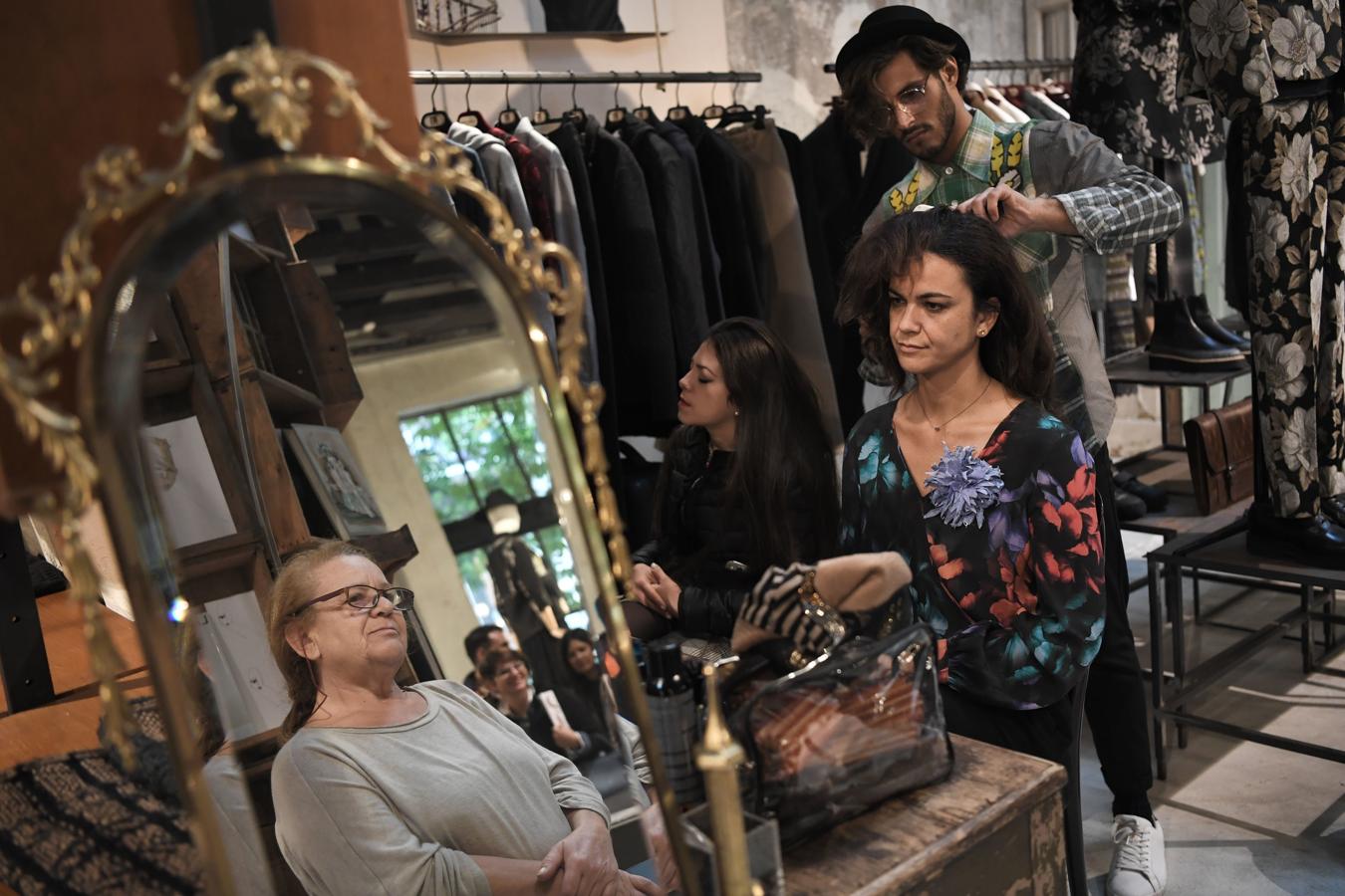 Una mujer observa cómo peinan a otra en el atelier de Antonio Marras.