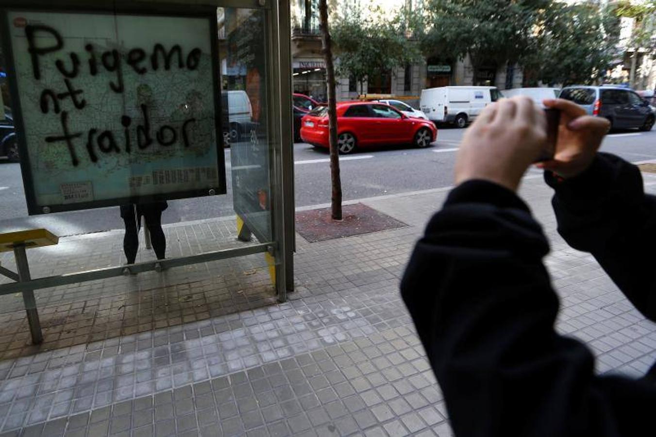 Pintada en una parada de autóbus de Barcelona en plena crisis catalana.