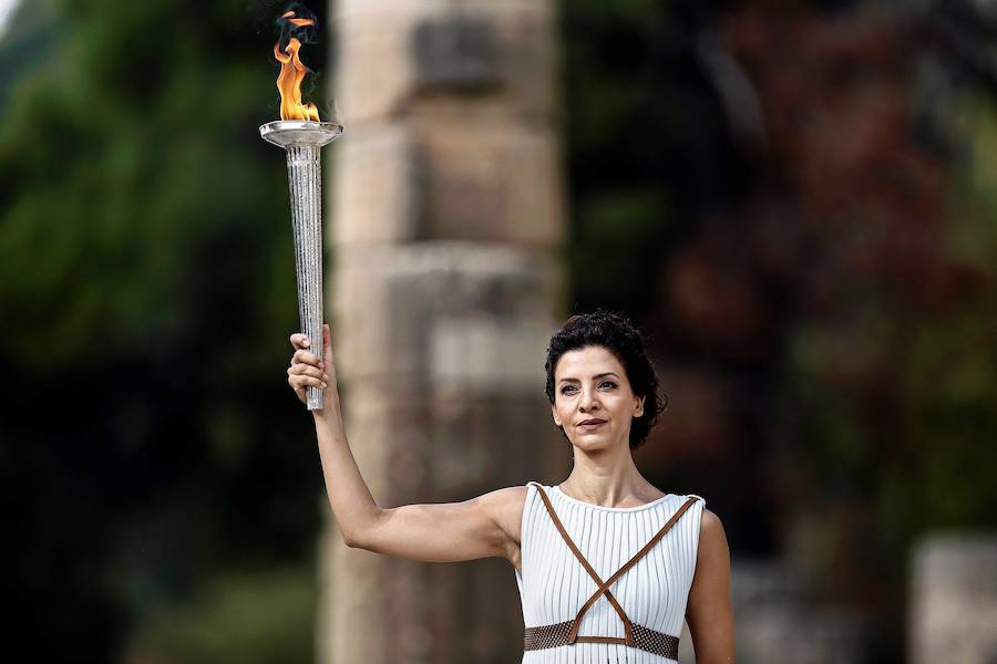 La actriz, en el papel de la sacerdotisa superior, ha encendido la antorcha durante el ensayo de la ceremonia del encendido de la llama para los Juegos Olímpicos de Invierno de PyeongChang 2018.