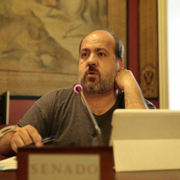 Óscar Guardingo (Unidos Podemos): Es senador por Barcelona de En Comú Podem y vocal en Comisión de Energía, Turismo y Agenda Digital. Trabajaba en SEAT antes de ser senador. Estuvo vinculado a los movimientos sociales de Hospitalet y Barcelona, fue el último insumiso juzgado en Catalunya. Ha participado en movimientos como la Mesa Cívica pels Drets Socials.