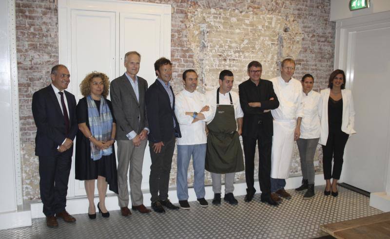 Cinco de los mejores cocineros de Valencia presentaron hoy en Amsterdam algunos de sus mejores manjares.