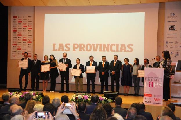 Los galardonados en la XVIII gala de Faes con el reconocimiento entregado por LAS PROVINCIAS. 