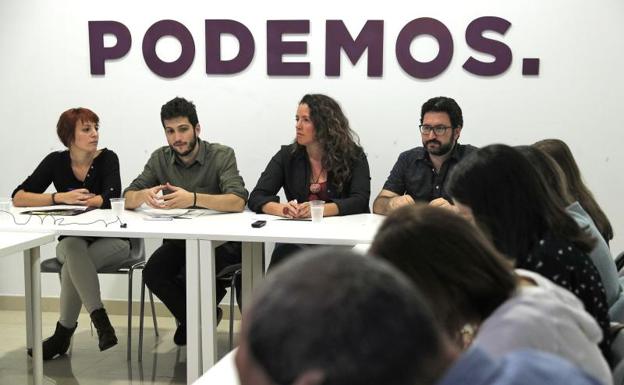 El secretario general de Podem, Antonio Estañ (2º izqda), informa, en rueda de prensa, sobre las negociaciones de los Presupuestos de la Generalitat de 2018.