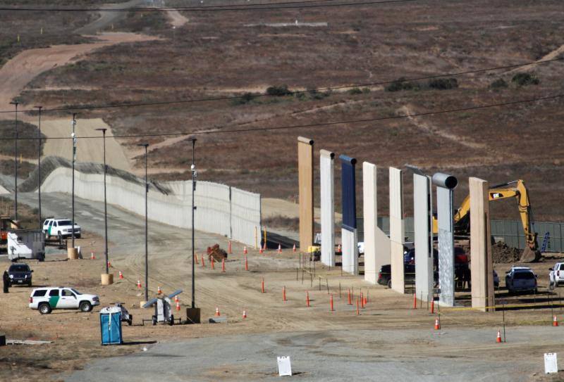 Donal Trump prueba ocho prototipos para su muro en Tijuana