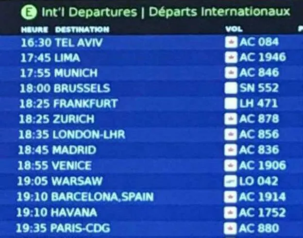 Polémica en las redes por el mensaje en el panel de salidas del aeropuerto de Toronto junto a los vuelos a Barcelona