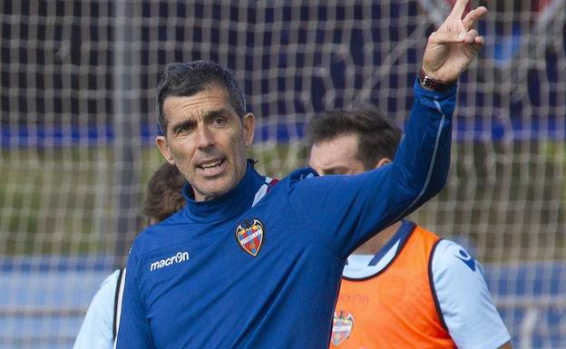 Muñiz, durante un entrenamiento del Levante. 