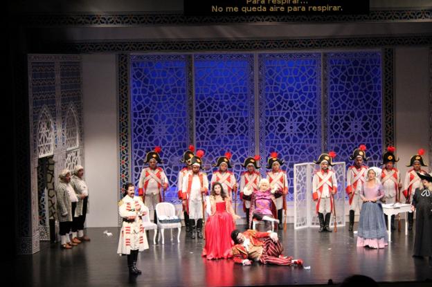 Un momento de la representación de 'El Barbero de Sevilla' en el Auditori Teulada Moraira. 