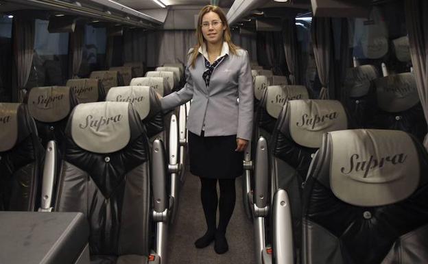 Tania Leon, joven española que trabaja como azafata de autobús. 