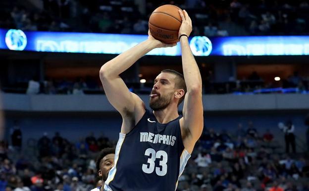 Marc Gasol lanza a canasta durante el partido. 