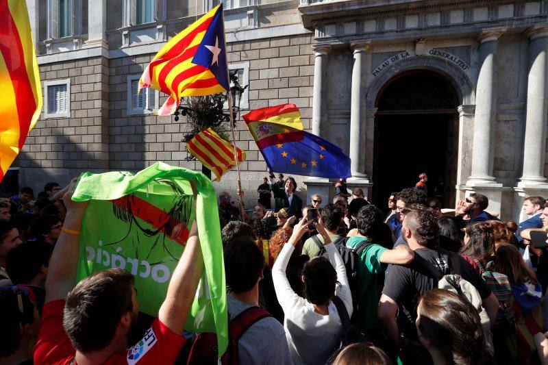 Los Mossos detienen a Álvaro de Marichalar ante el Palau de la Generalitat por desobediencia y resistencia.