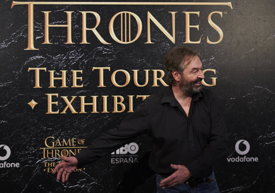 Hasta el próximo día 7 de enero, los fans de la popular y exitosa serie de HBO, Juego de Tronos, podrán imbuirse en el mundo de los Lannister, los Stark o de Danaerys Targaryen, a través de las centenares de piezas que se exhiben en la muestra "Game of Thrones: The Touring Exhibition", que hoy se ha presentado a nivel mundial en el Museo Marítimo de Barcelona, en la que podrán disfrutar desde la mano de oro de Jaime Lannister encargada por Cersei a un escudo de un soldado de la Guardia de la Noche, todavía con barro del rodaje. 