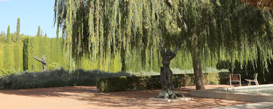 Este recinto es uno de los tesoros que guarda la ciudad de Valencia, un jardín donde el mito de las Hespérides es el referente argumental de todo el planteamiento estructural del lugar. Las estatuas de las ninfas y los cítricos llenan de significado un rincón de cuento.