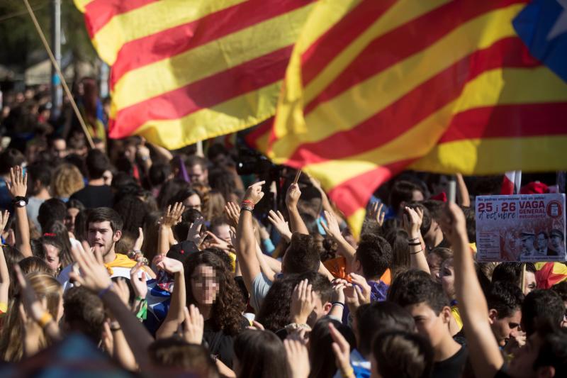 Cientos de personas se manifiestan en Barcelona en protesta por la aplicación del artículo 155 y para pedir la liberación de Jordi Sànchez y Jordi Cuixart