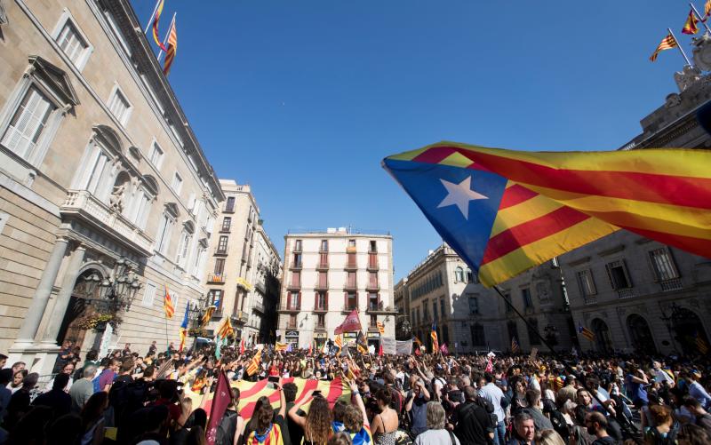 Cientos de personas se manifiestan en Barcelona en protesta por la aplicación del artículo 155 y para pedir la liberación de Jordi Sànchez y Jordi Cuixart