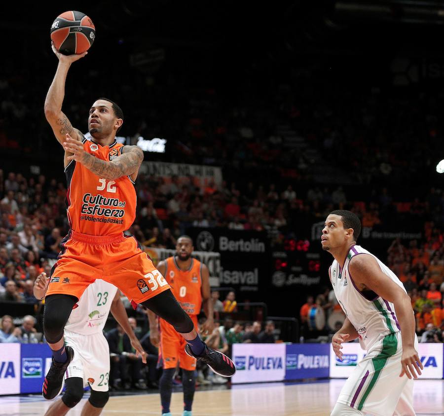 Estas son las imágenes del choque de Euroliga entre el Valencia Basket y el Unicaja Málaga correspondiente a la cuarta jornada