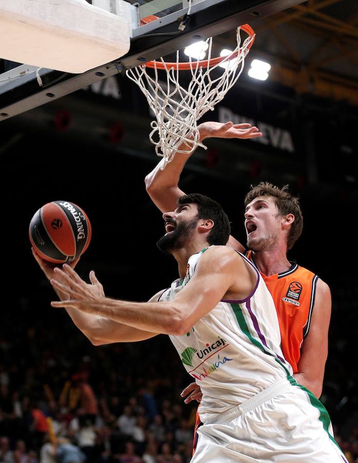 Estas son las imágenes del choque de Euroliga entre el Valencia Basket y el Unicaja Málaga correspondiente a la cuarta jornada