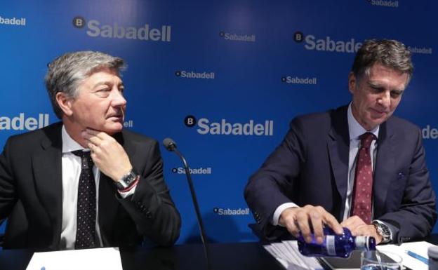 El consejero delegado de Banco Sabadell, Jaime Guardiola (d), acompañado por el director de Comunicación, Gabriel Martínez.