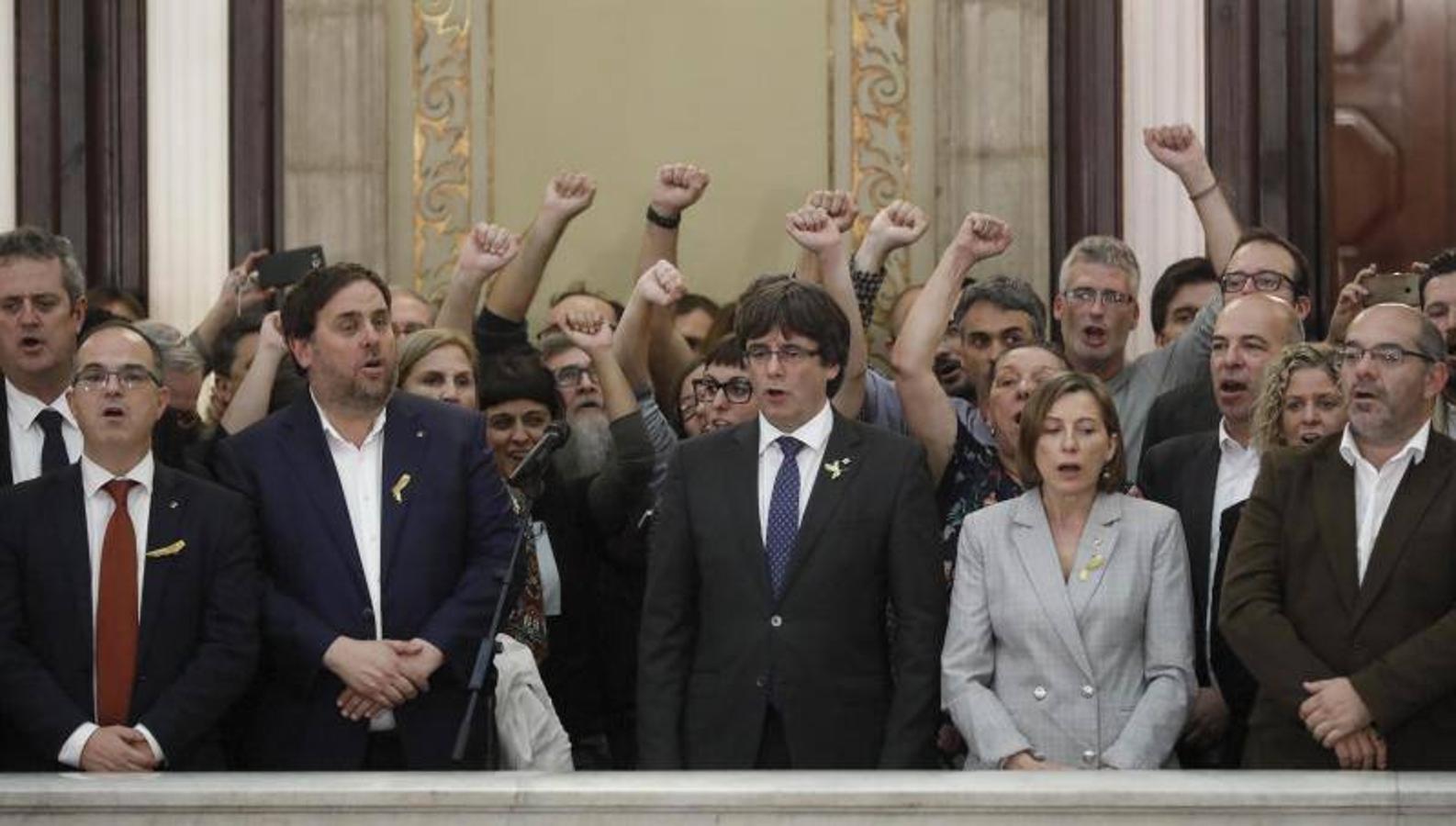 El presidente de la Generalitat, Carles Puigdemont (c) junto al vicepresidente del Govern y conseller de Economía, Oriol Junqueras y la presidenta del Parlament, Carme Forcadell , junto a diputados de la CUP, en las escalinatas del Parlamen del Parlament tras aprobarse en el pleno, la declaración de independencia, en votación secreta.