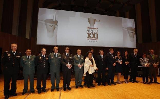 Ximo Puig y Gonzalo Zarranz posan con los premiados al final de la gala. 