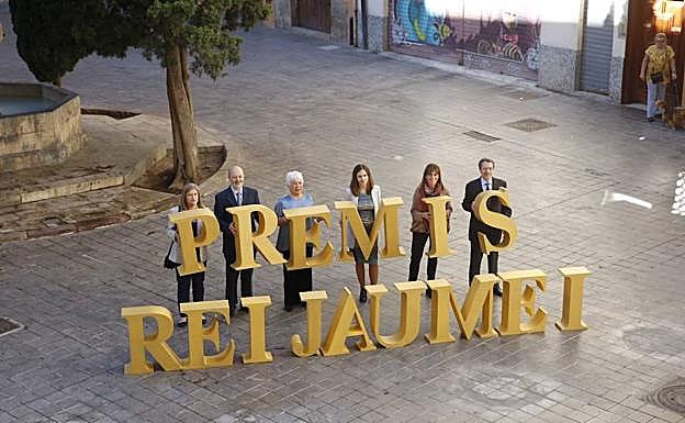 Los premios Jaume I posan hoy en Valencia. 