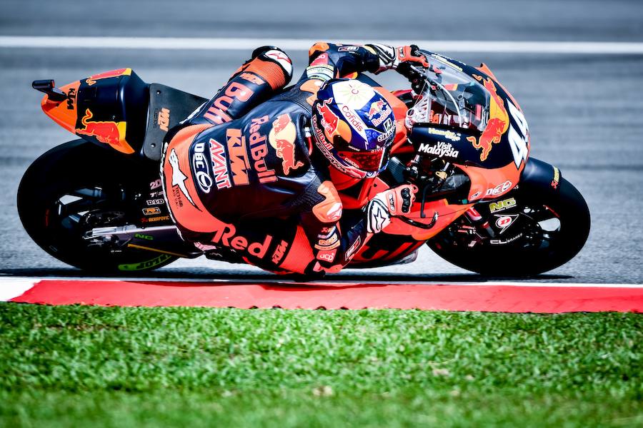 El portugués Miguel Oliveira (KTM) fue el más rápido en seco en Moto2, lo que le sirvió para marcar el mejor tiempo en el cómputo de la jornada, mientras que el español Alex Márquez (Estrella Galicia 0'0 Kalex) lideró en mojado.