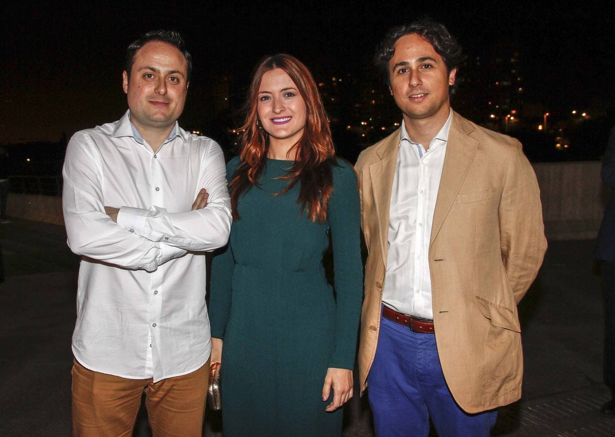 Los letrados de Sánchez Abogados Cristian Algarra, Mar Romero y Javier Ruiz Blay, en el exterior del Palau de les Arts Reina Sofía.