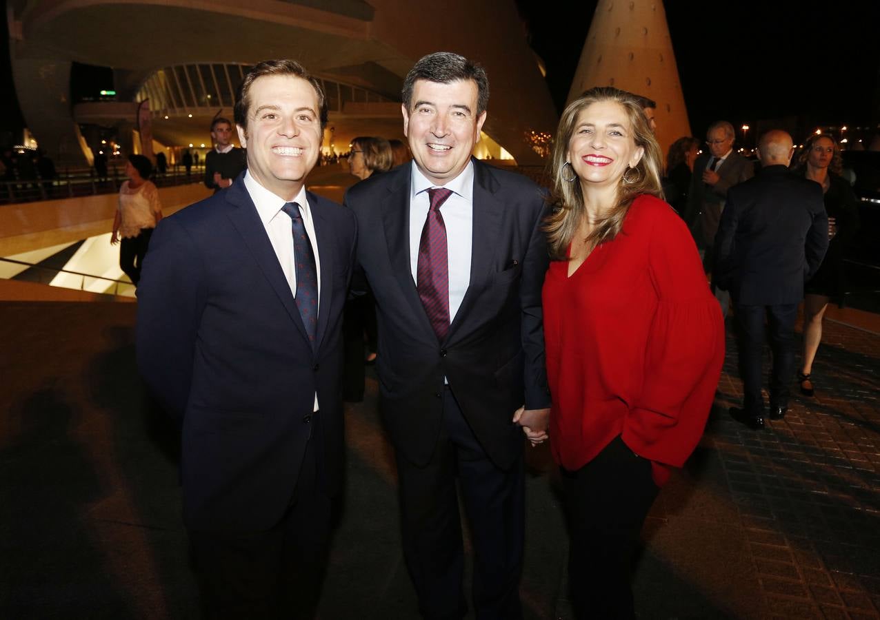 El consejero de LAS PROVINCIAS Guillermo Zarranz Burriel, junto a Fernando Giner y su esposa, Merche Jiménez