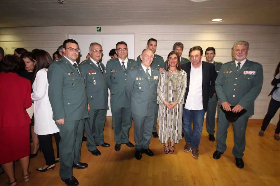 La subdirectora de LAS PROVINCIAS, Mª José Grimaldo, Jose Manuel Esteve, con representantes de la Guardia Civil. 