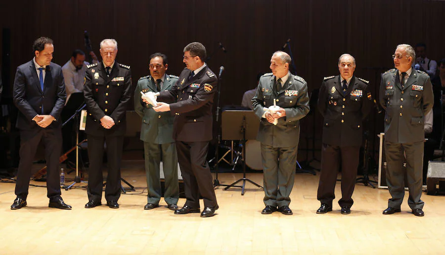 El jefe superior de policía y el general Santafé de la Guardia Civil sostienen el premio junto a compañeros.