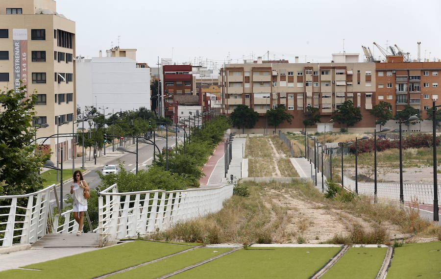 Nazaret. Es uno de los barrios marineros de Valencia y la combinación de la zona antigua y las zonas de nueva construcción permiten hacer rutas agradables sin casi repechos.