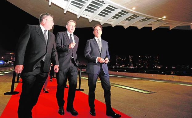 El presidente de la Generalitat, Ximo Puig, junto a Gonzalo Zarranz, a la izquierda de la imagen, en su primera gala de Valencianos para el siglo XXI como presidente del Consejo de Administración de Federico Domenech y al director general de LAS PROVINCIAS, Fidel Pila, en la entrada al Palau de les Arts.