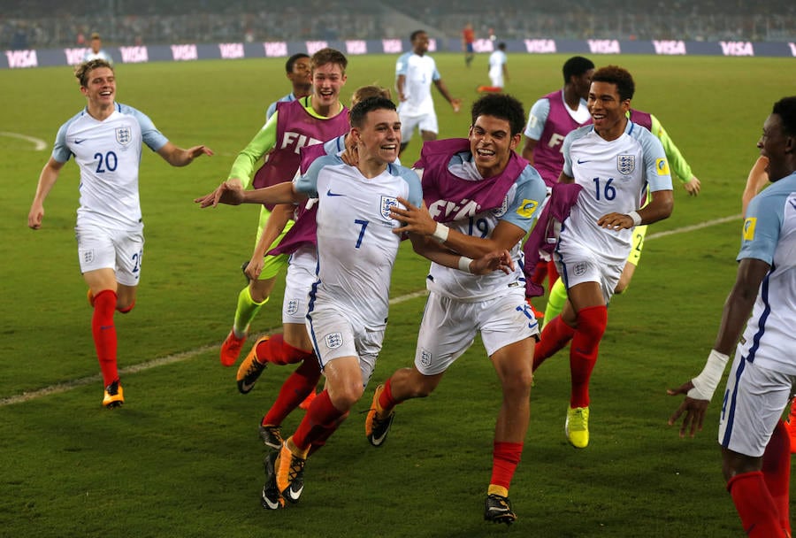 Inglaterra venció a España en la final del Mundial sub-17 de la India. Sergio Gómez marcó un doblete para el cuadro de Santi Denia pero el conjunto dirigido por Steve Cooper remontó con un serio correctivo (5-2).