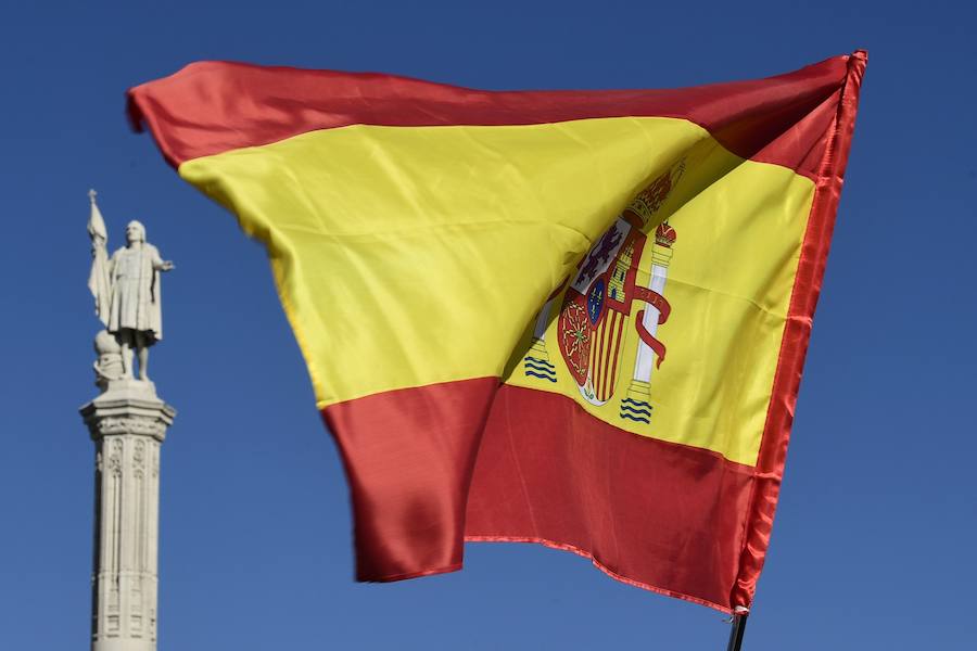 Miles de personas se congregan en la plaza de Colón por la unidad de España.