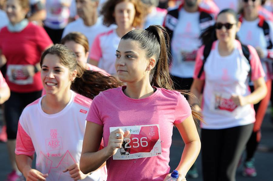 Miles de personas participan en una matinal lúdica de eventos deportivos con el color rosa como gran protagonista