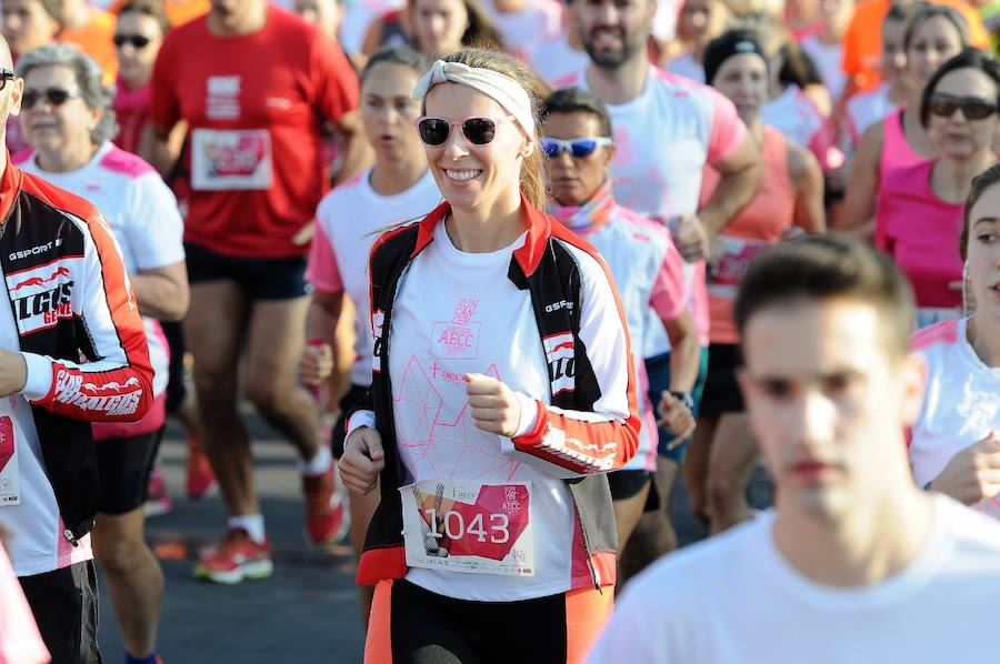 Miles de personas participan en una matinal lúdica de eventos deportivos con el color rosa como gran protagonista