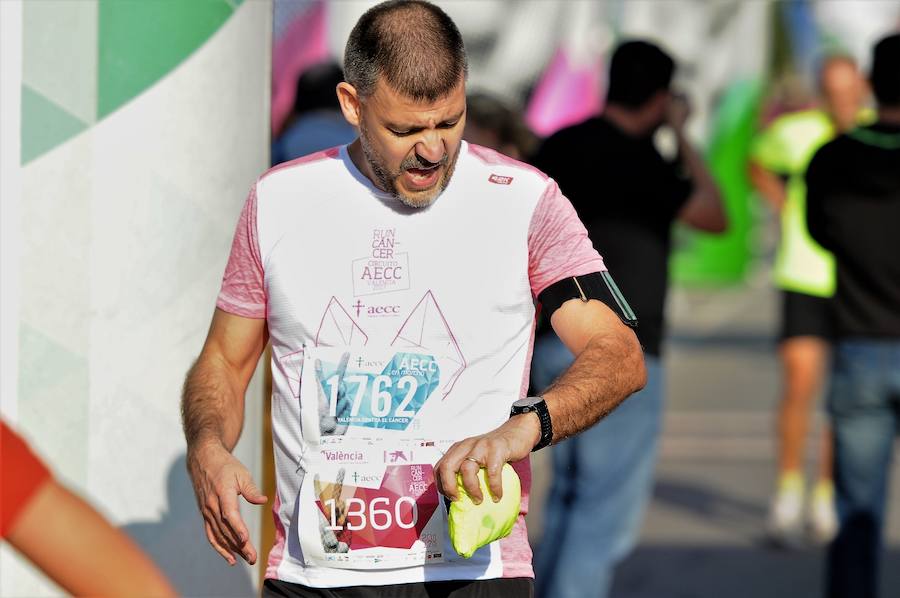 Miles de personas participan en una matinal lúdica de eventos deportivos con el color rosa como gran protagonista