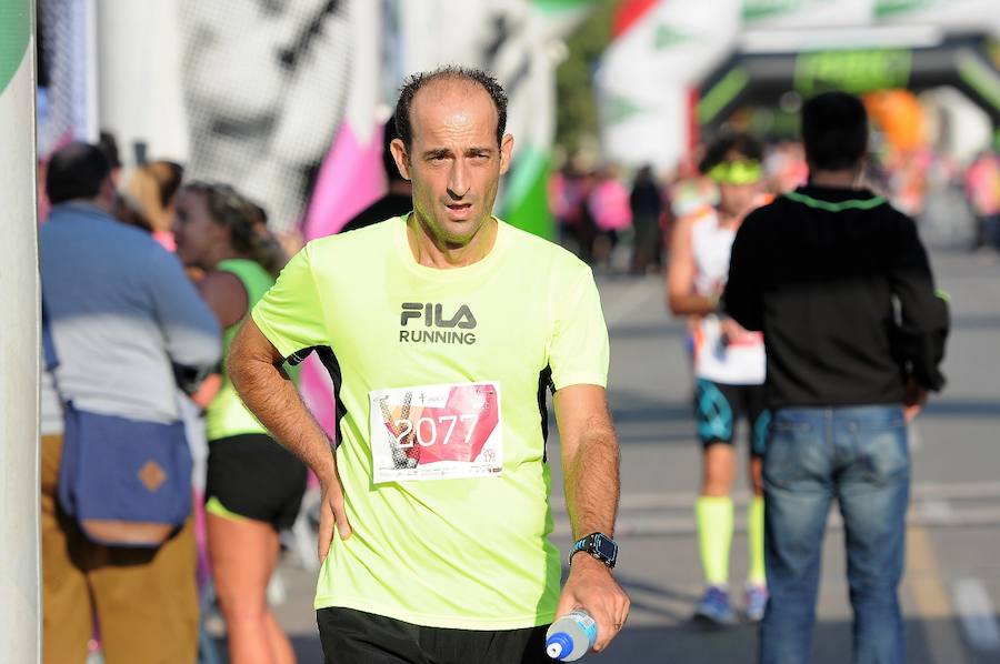 Miles de personas participan en una matinal lúdica de eventos deportivos con el color rosa como gran protagonista