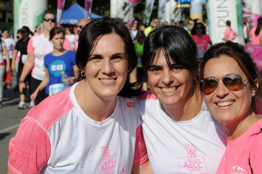 Miles de personas participan en una matinal lúdica de eventos deportivos con el color rosa como gran protagonista