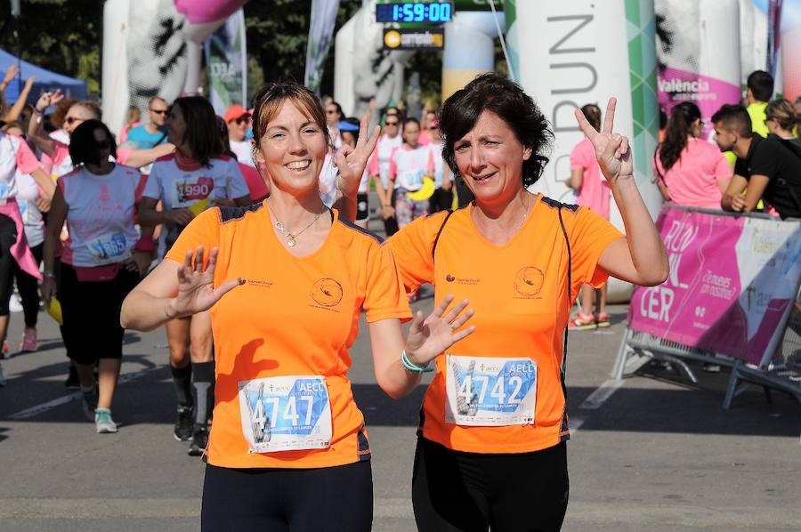 Miles de personas participan en una matinal lúdica de eventos deportivos con el color rosa como gran protagonista