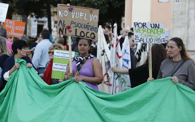 Asistentes a la manifestación, ayer, en la plaza de la Virgen. 