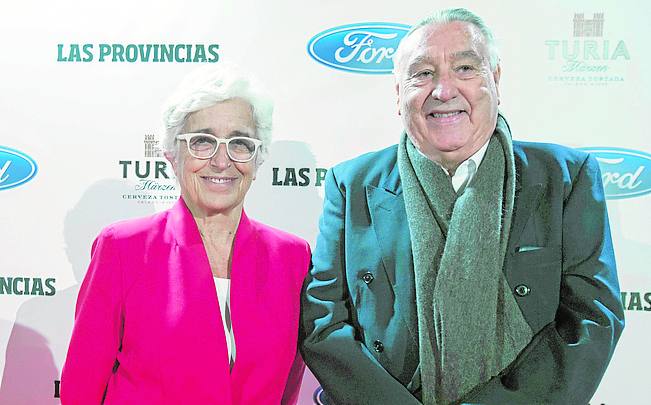 El columnista de LAS PROVINCIAS Carlos Pajuelo junto a su mujer, Martina Bocos.