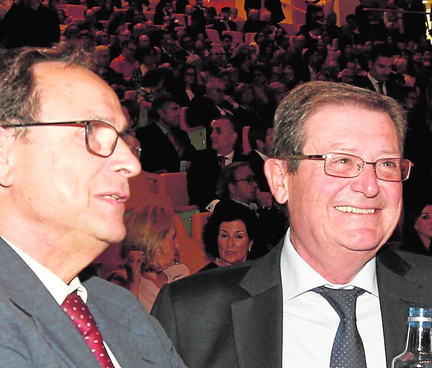 El conseller de Hacienda, Vicent Soler, a la izquierda, junto al consejero de Federico Domenech Guillermo Zarranz.