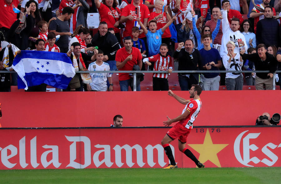 El Real Madrid visita Montilivi por primera vez en su historia ante un Girona que quiere hacerse fuerte en casa. Los blancos, quieren continuar con su buena racha a domicilio, en un duelo marcado por la tensión política.