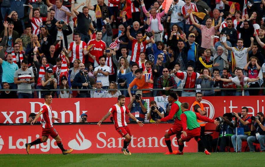 El Real Madrid visita Montilivi por primera vez en su historia ante un Girona que quiere hacerse fuerte en casa. Los blancos, quieren continuar con su buena racha a domicilio, en un duelo marcado por la tensión política.