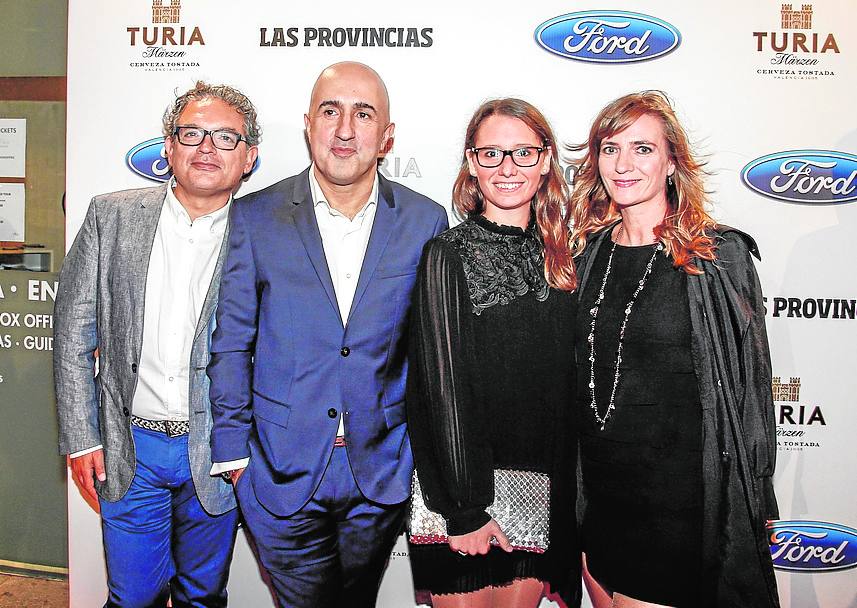 Alejandro Ricós, el subdirector de LAS PROVINCIAS Carlos Caneiro, Beatriz de Zúñiga y Patricia Cabezuelo, de la sección de diseño del periódico.