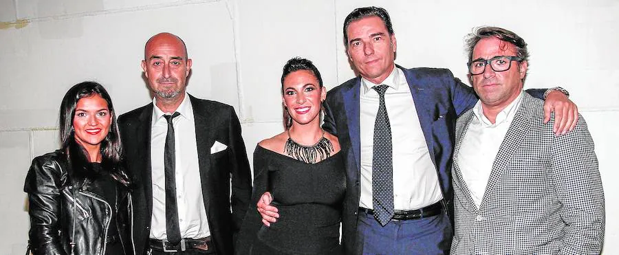 La abogada Mónica Albadalejo, Ramón Palomar, Ica Aznar, el abogado Emilio Pérez Aznar y el empresario Antonio de Cabo, tras la ceremonia de entrega de premios.