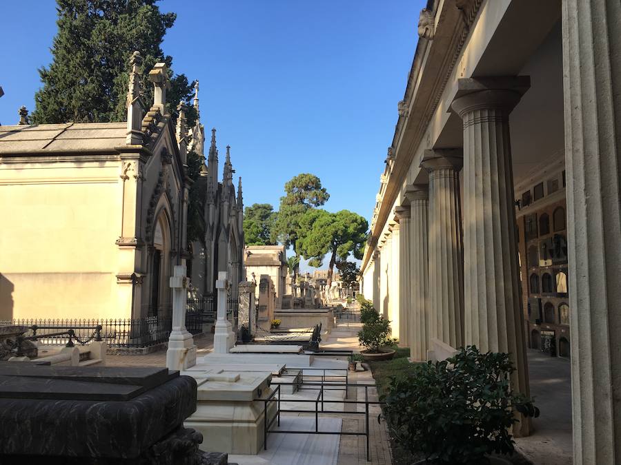 El Cementerio General de Valencia custodia entre sus paredes más de 200 años de historia. Arte, memoria y leyendas escondidas en un lugar donde reina la tranquilidad y el silencio. Para el investigador valenciano, Rafael Solaz, se trata un camposanto que encierra un verdadero museo al aire libre. Solaz conoce todos los secretos del cementerio, y, en LAS PROVINCIAS, descubrimos algunos junto a él.