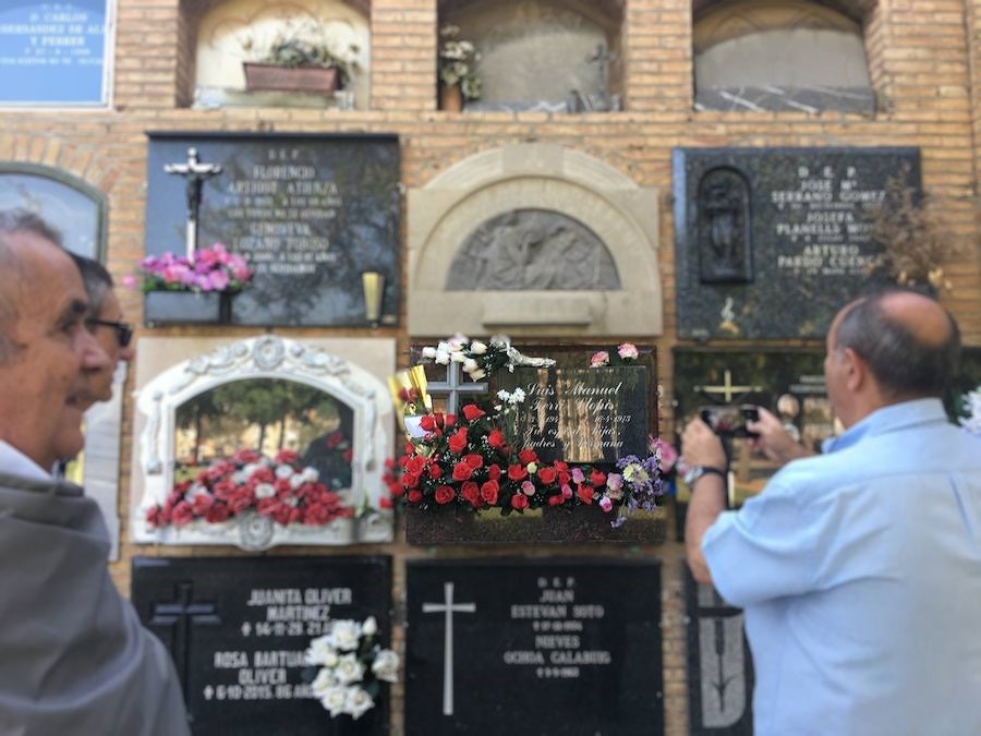 “Luis Manuel, allá donde estés, esta será siempre tu tierra. Desde aquí te enviamos un te quiero, un beso y una flor”. Luis Manuel Ferri Llopis. Poco conocido por este nombre, y más conocido como Nino Bravo. El cantante, natural de Aielo de Malferti, es recordado diariamente por sus fans con flores, cartas y canciones desde Valencia. Como cuenta Solaz, durante años las letras de Nino Bravo adornaban su recuerdo en el cementerio, pero fueron arrancadas por sus seguidores y la familia cambió la piedra, constando en la actualidad su nombre de pila. Sección 7ª, derecha. Nicho: 80