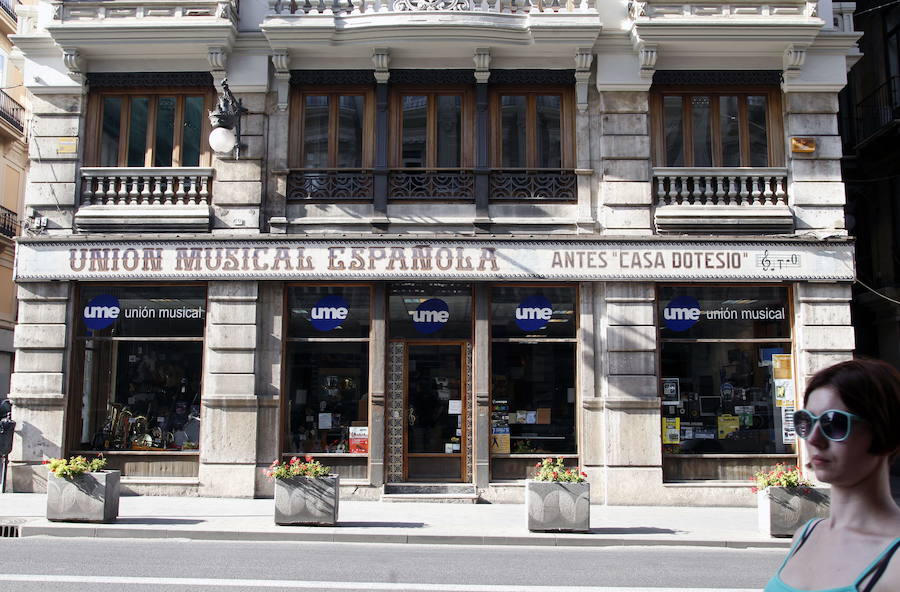 La Unión Musical Española de la calle de la Paz se trasladó a un local de la misma calle en 2015, y su histórico bajo fue alquilado por una tienda de regalos aunque sí conservó los azulejos que rotulaban el comercio.